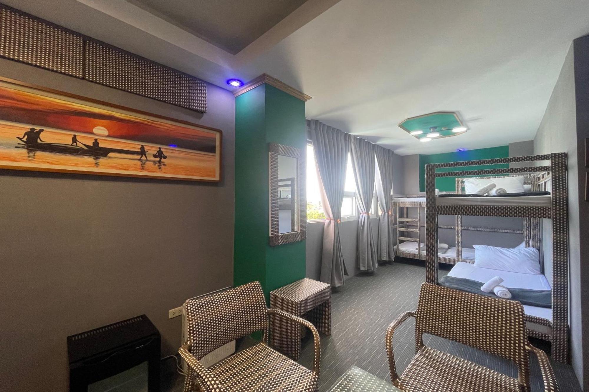 Attic Capsule Hotel Marigondon  Exterior foto