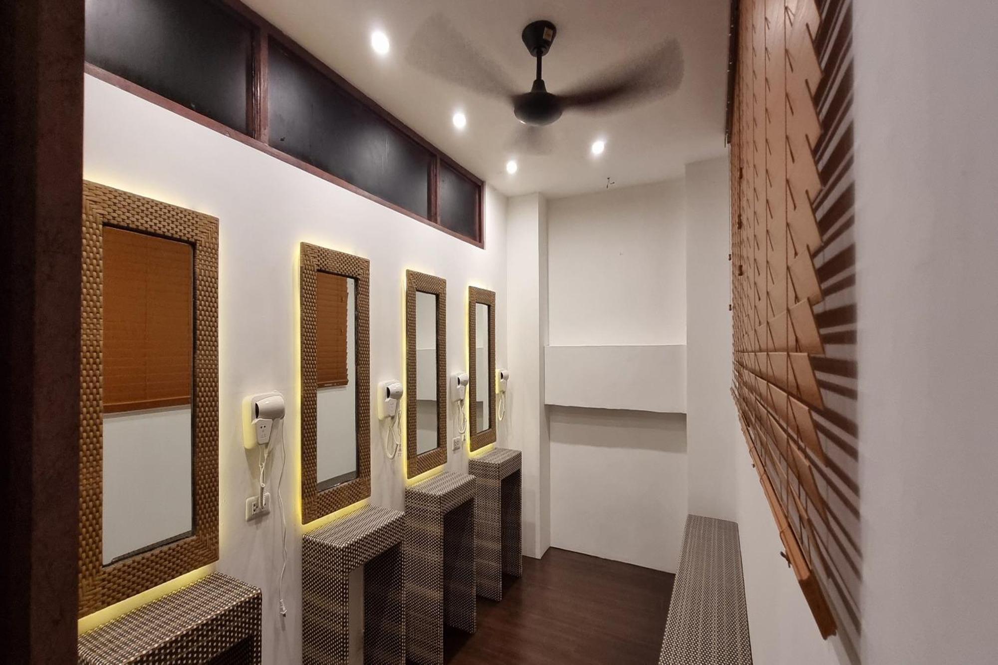 Attic Capsule Hotel Marigondon  Exterior foto